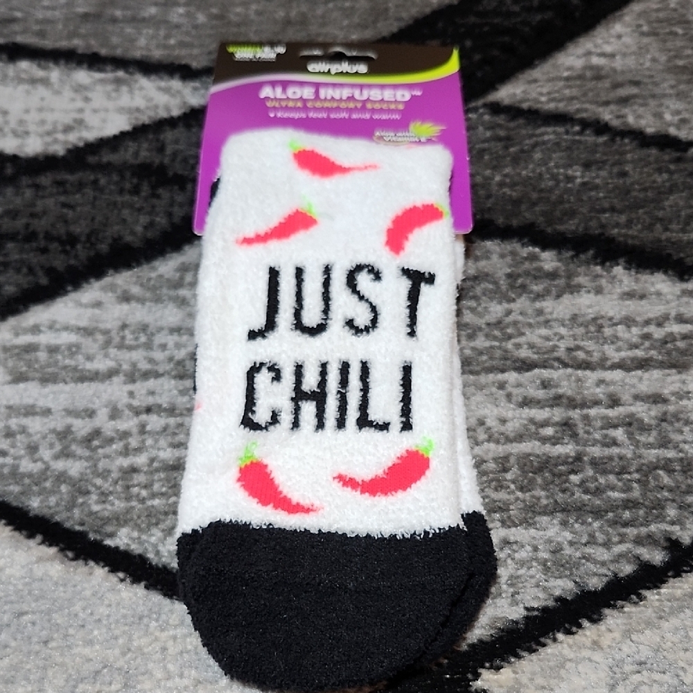 AIRPLUS "JUST CHILI" CHILI PEPPERS ALOE INFUSED SPA CREW ULTRA COMFORT SOCKS